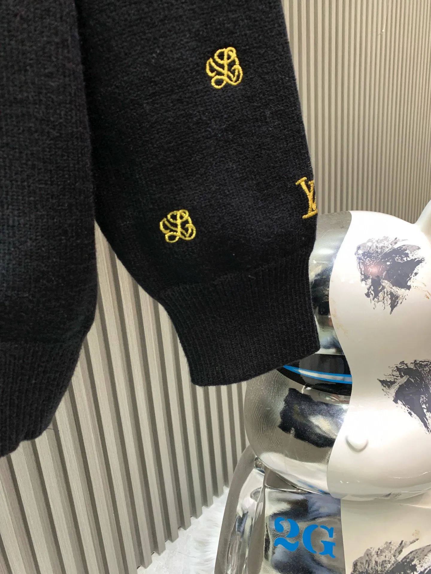 🅿️460 🀄️ Louis Vuitton 1*v25 new autumn and winter full-flower printed embroidered knitted pullover made of 50% sheep 🐏 velvet material, so it has natural softness and comfort, and also has good hygroscopicity and breathability. Matte needle-embroidered full-flower logo. The contrasting matte embroidery thread material is used for the version to best restore the same effect as the original version. The embroidery is very fine and dense. By controlling the direction and tightness of the embroidery thread, the embroidery thread forms exquisite embroidery on the embroidery cloth. Combined with encryption processing to increase the three-dimensional effect. Use water and detergent for cleaning during the general washing process. Make the clothes softer and cleaner through gentle scrubbing and rinsing. Customized buttons. Independently develop the Feidong series of square washing wheat. Three standards are complete.